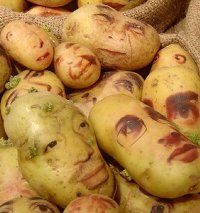 aardappelen met uitgesneden gezichten