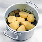 pan met geschilde aardappelen