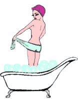 vrouw droogt zich af in het bad