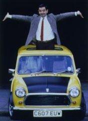 mr.Bean door het open dak van zijn auto