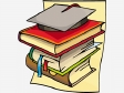 studieboeken met een college hoed erop