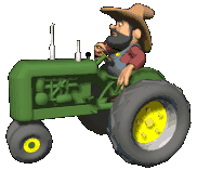 boer op tractor bij boerderij