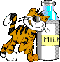 Kat naast fles melk