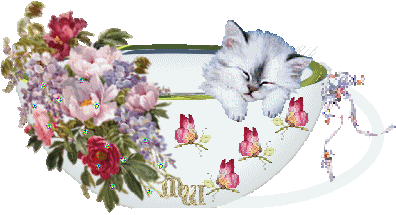 witte kat in kopje met bloemen
