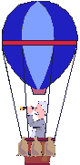 man met verrekijker in mandje van luchtballon